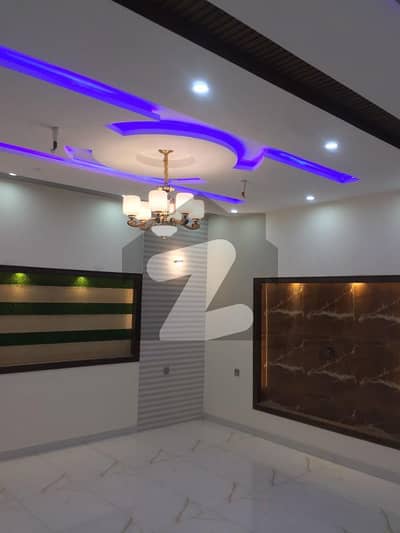 ٹیک ٹاؤن (ٹی این ٹی کالونی) ستیانہ روڈ فیصل آباد میں 6 کمروں کا 10 مرلہ مکان 2.29 کروڑ میں برائے فروخت۔