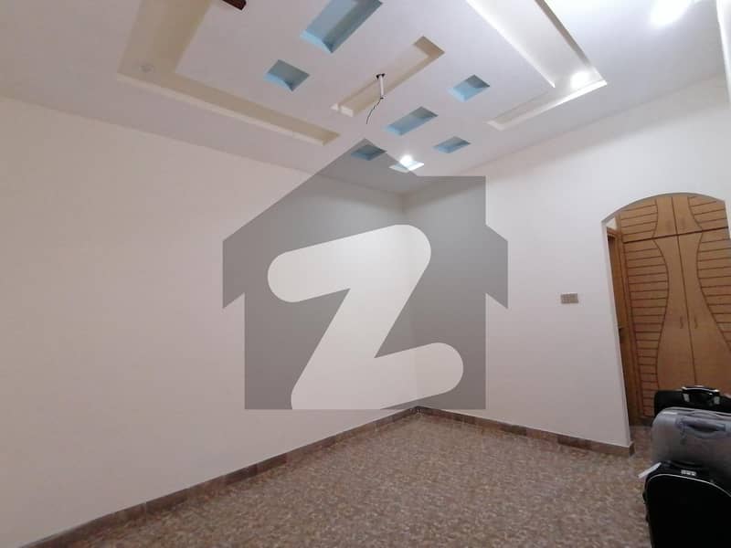 جلال پور جٹاں روڈ گجرات میں 5 کمروں کا 4 مرلہ مکان 1.2 کروڑ میں برائے فروخت۔
