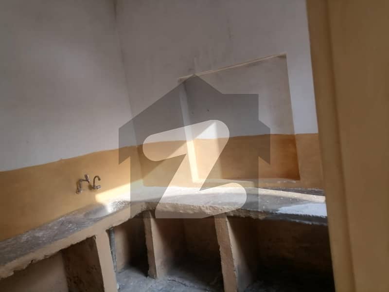 ورسک روڈ پشاور میں 3 کمروں کا 12 مرلہ مکان 28 ہزار میں کرایہ پر دستیاب ہے۔
