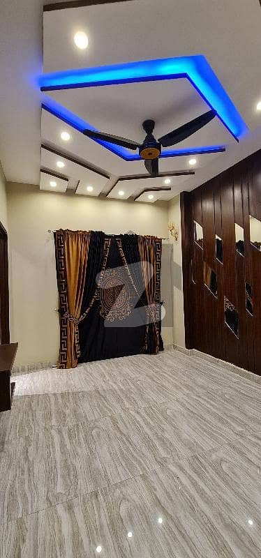 بحریہ ٹاؤن سیکٹر B بحریہ ٹاؤن لاہور میں 5 کمروں کا 11 مرلہ مکان 4.25 کروڑ میں برائے فروخت۔