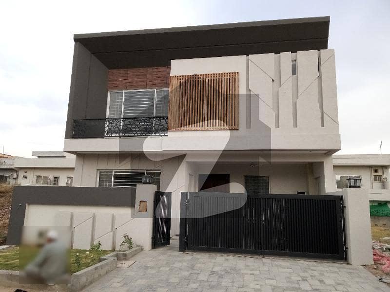 272 Sq Yard Brand New Luxury House Available For Sale