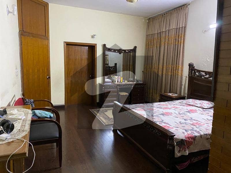 گلبرگ 5 گلبرگ لاہور میں 10 کمروں کا 1.1 کنال مکان 7 کروڑ میں برائے فروخت۔