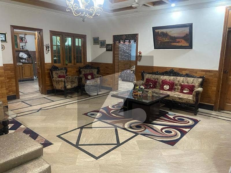 حیات آباد پشاور میں 8 کمروں کا 1 کنال مکان 7 کروڑ میں برائے فروخت۔