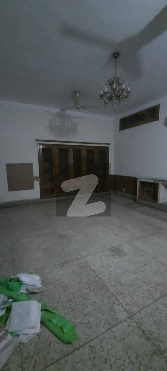 حیات آباد فیز 1 - ای2 حیات آباد فیز 1 حیات آباد پشاور میں 6 کمروں کا 1 کنال مکان 6.25 کروڑ میں برائے فروخت۔