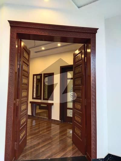 پی آئی اے ہاؤسنگ سکیم لاہور میں 5 کمروں کا 15 مرلہ مکان 3.84 کروڑ میں برائے فروخت۔