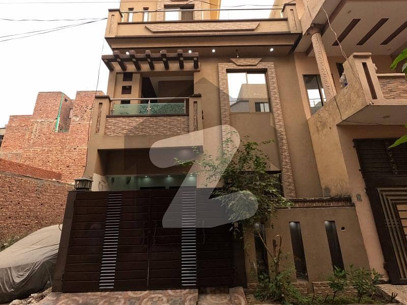 الحمرا ٹاؤن لاہور میں 3 کمروں کا 4 مرلہ مکان 1.4 کروڑ میں برائے فروخت۔