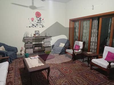 ڈیفینس آفیسر کالونی پشاور میں 5 کمروں کا 10 مرلہ مکان 5.6 کروڑ میں برائے فروخت۔