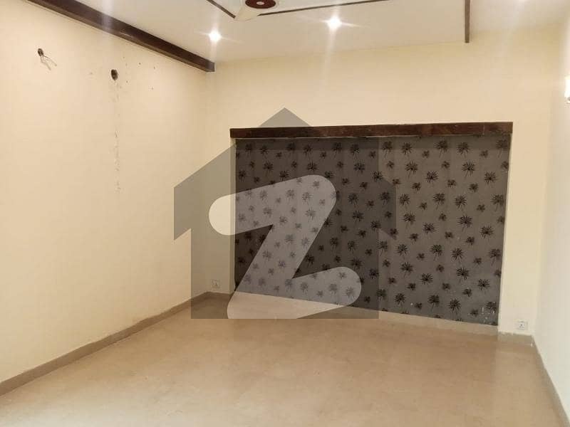 ڈی ایچ اے فیز 8 سابقہ ایئر ایوینیو ڈی ایچ اے فیز 8 ڈی ایچ اے ڈیفینس لاہور میں 4 کمروں کا 10 مرلہ مکان 1.2 لاکھ میں کرایہ پر دستیاب ہے۔
