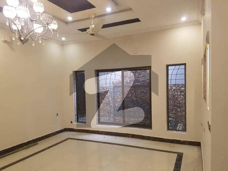 کینال پارک فیصل آباد میں 3 کمروں کا 6 مرلہ مکان 2.1 کروڑ میں برائے فروخت۔