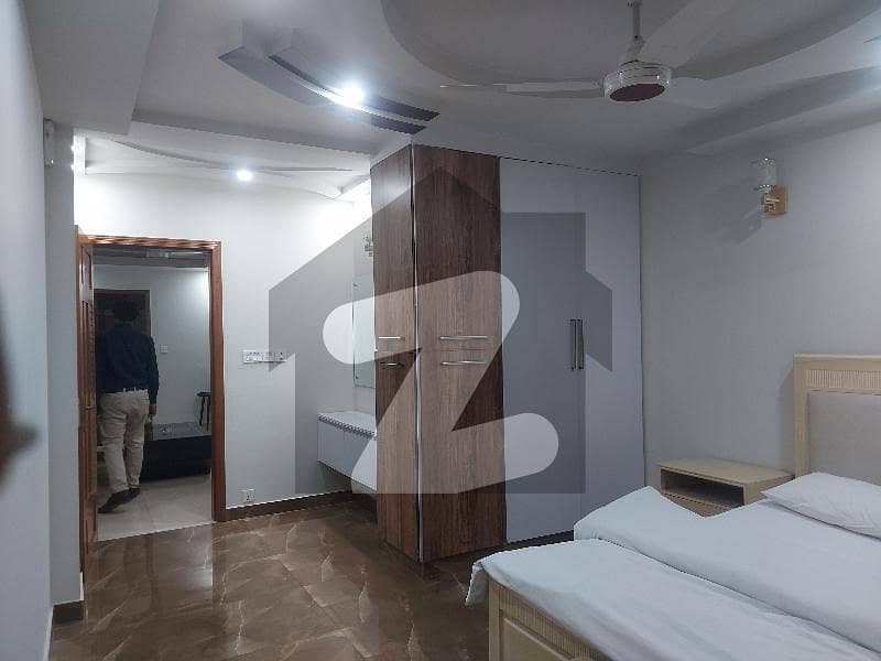 ڈی ایچ اے فیز 4 ڈیفنس (ڈی ایچ اے) لاہور میں 2 کمروں کا 6 مرلہ فلیٹ 1.34 لاکھ میں کرایہ پر دستیاب ہے۔