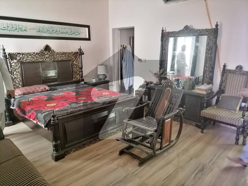 ماڈل سٹی ٹو ستیانہ روڈ فیصل آباد میں 3 کمروں کا 8 مرلہ مکان 2.15 کروڑ میں برائے فروخت۔