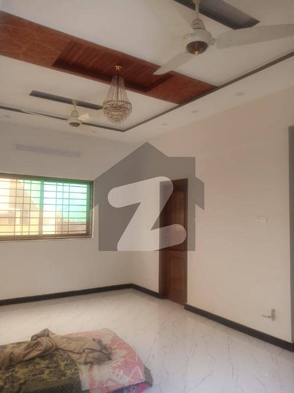 افشاں کالونی راولپنڈی میں 7 کمروں کا 8 مرلہ مکان 2.95 کروڑ میں برائے فروخت۔