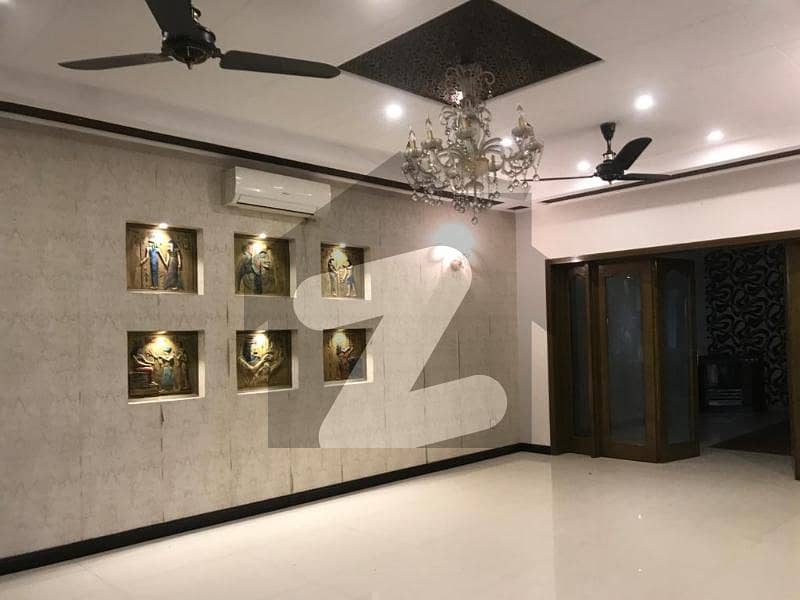 ڈی ایچ اے فیز 5 - بلاک کے فیز 5 ڈیفنس (ڈی ایچ اے) لاہور میں 7 کمروں کا 1 کنال مکان 3 لاکھ میں کرایہ پر دستیاب ہے۔