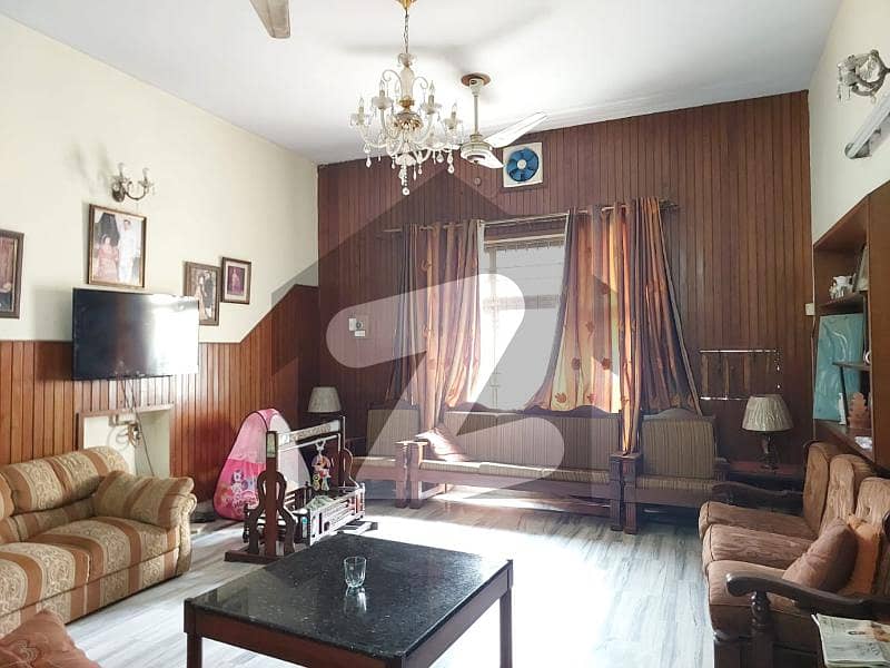 فیصل ٹاؤن لاہور میں 5 کمروں کا 1 کنال مکان 5.5 کروڑ میں برائے فروخت۔
