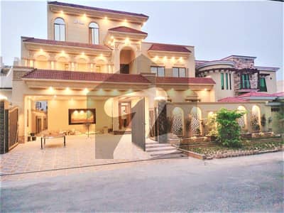 ویلینشیاء ہاؤسنگ سوسائٹی لاہور میں 7 کمروں کا 1 کنال مکان 5.7 کروڑ میں برائے فروخت۔