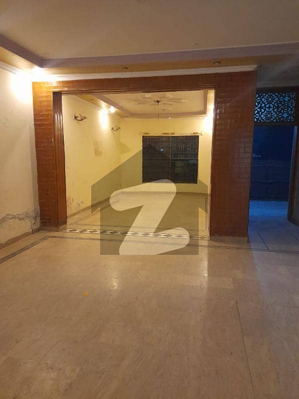 جوہر ٹاؤن لاہور میں 3 کمروں کا 7 مرلہ دفتر 60 ہزار میں کرایہ پر دستیاب ہے۔