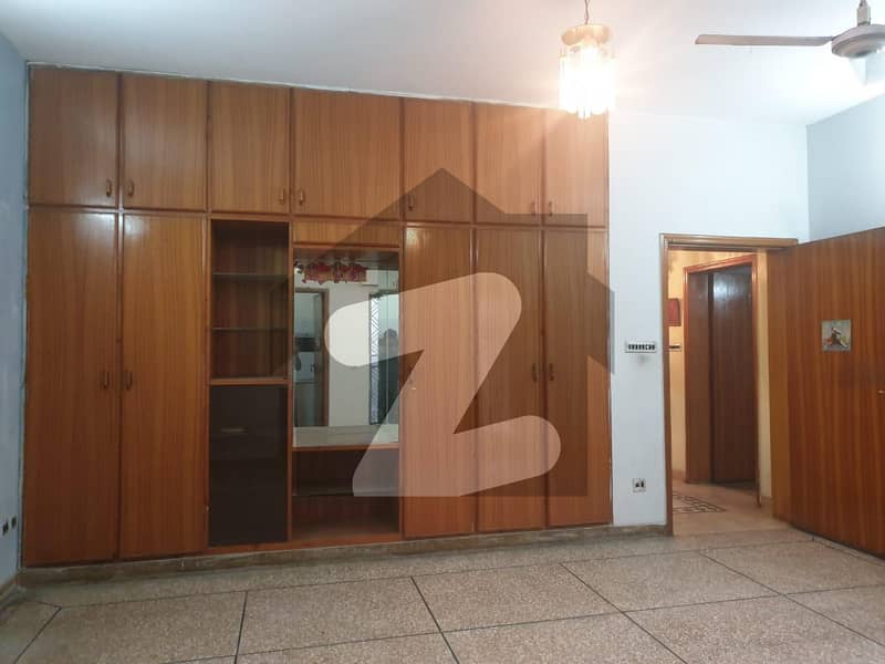 گارڈن ٹاؤن - بابر بلاک گارڈن ٹاؤن لاہور میں 6 کمروں کا 2 کنال مکان 15 کروڑ میں برائے فروخت۔