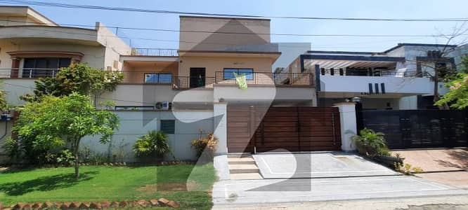 16 Marla Facing Park Upper Portion For Rent In Valencia Town Lahore