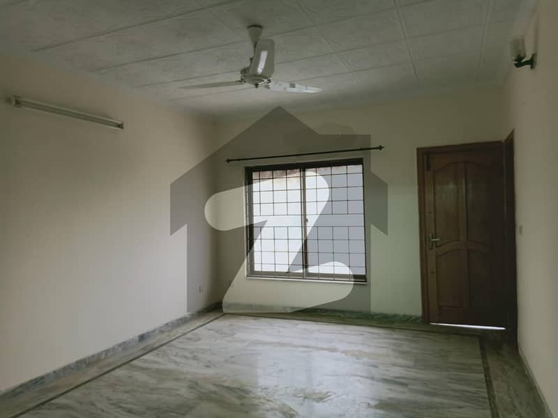 چکری روڈ راولپنڈی میں 5 کمروں کا 10 مرلہ مکان 2.5 کروڑ میں برائے فروخت۔