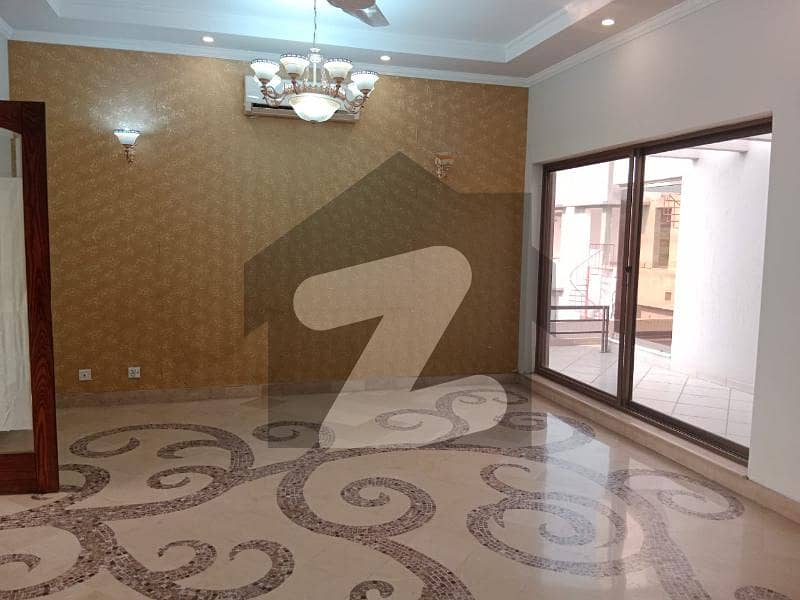 ڈی ایچ اے فیز 5 - بلاک ایف فیز 5 ڈیفنس (ڈی ایچ اے) لاہور میں 5 کمروں کا 1 کنال مکان 3 لاکھ میں کرایہ پر دستیاب ہے۔