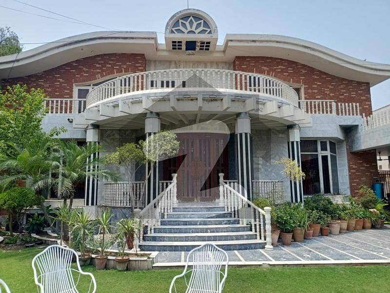پی جی ای سی ایچ ایس فیز 1 پنجاب گورنمنٹ ایمپلائیز سوسائٹی لاہور میں 10 کمروں کا 2 کنال مکان 8 کروڑ میں برائے فروخت۔