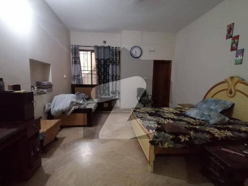 پی سی ایس آئی آر سٹاف کالونی لاہور میں 6 کمروں کا 1 کنال مکان 3.5 کروڑ میں برائے فروخت۔
