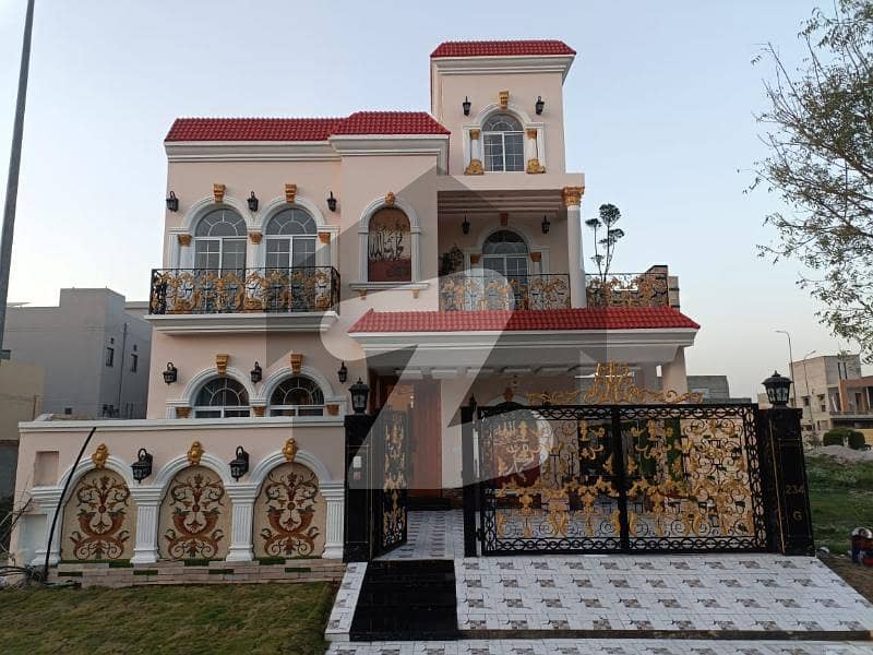 فضائیہ ہاؤسنگ سکیم لاہور میں 5 کمروں کا 10 مرلہ مکان 3.5 کروڑ میں برائے فروخت۔