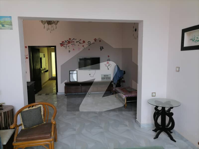 ماڈل سٹی ٹو ستیانہ روڈ فیصل آباد میں 4 کمروں کا 8 مرلہ مکان 2.15 کروڑ میں برائے فروخت۔