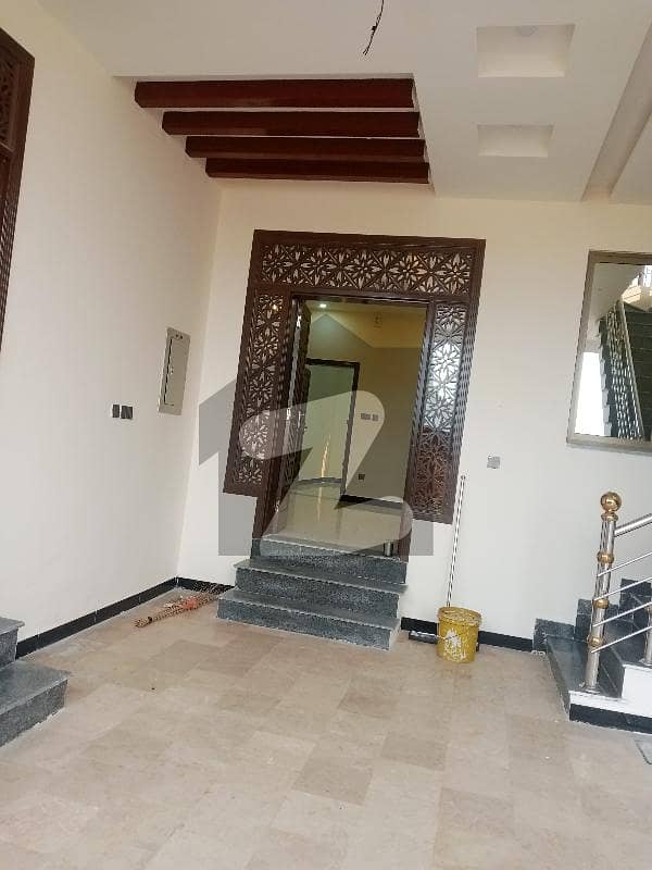 بنی گالہ اسلام آباد میں 7 کمروں کا 12 مرلہ مکان 1.45 لاکھ میں کرایہ پر دستیاب ہے۔