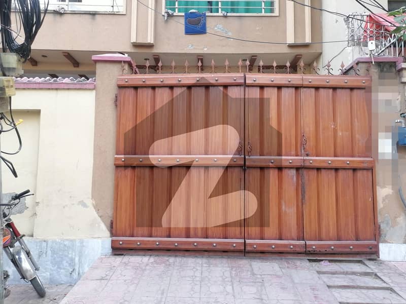 Allama Iqbal Town - Badar Block House Sized 10 Marla Is Available
