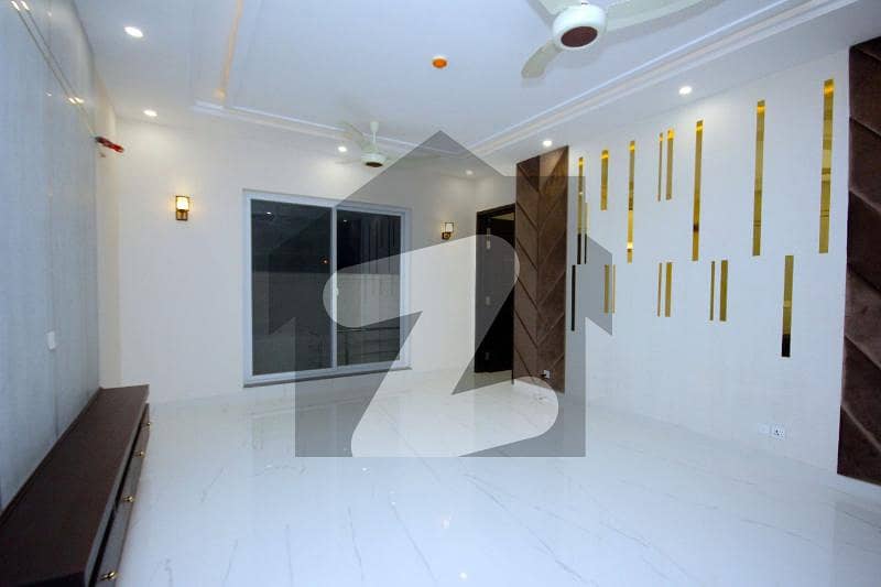 ڈی ایچ اے فیز 8 - بلاک ڈی ڈی ایچ اے فیز 8 ڈیفنس (ڈی ایچ اے) لاہور میں 5 کمروں کا 1 کنال مکان 6.45 کروڑ میں برائے فروخت۔