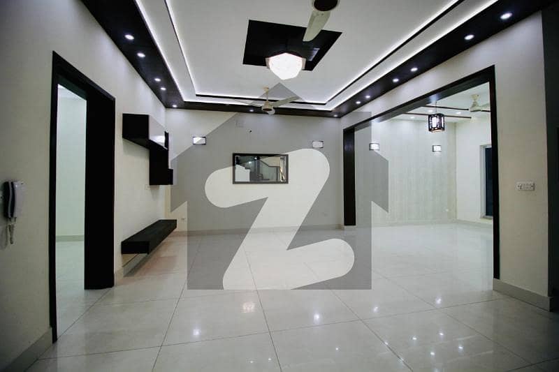 ڈی ایچ اے فیز 8 - بلاک سی ڈی ایچ اے فیز 8 ڈیفنس (ڈی ایچ اے) لاہور میں 5 کمروں کا 1 کنال مکان 7 کروڑ میں برائے فروخت۔