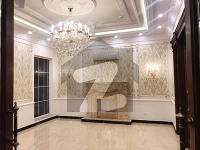 ڈی ایچ اے فیز 8 - بلاک ایکس فیز 8 ڈیفنس (ڈی ایچ اے) لاہور میں 5 کمروں کا 1 کنال مکان 95 ہزار میں کرایہ پر دستیاب ہے۔