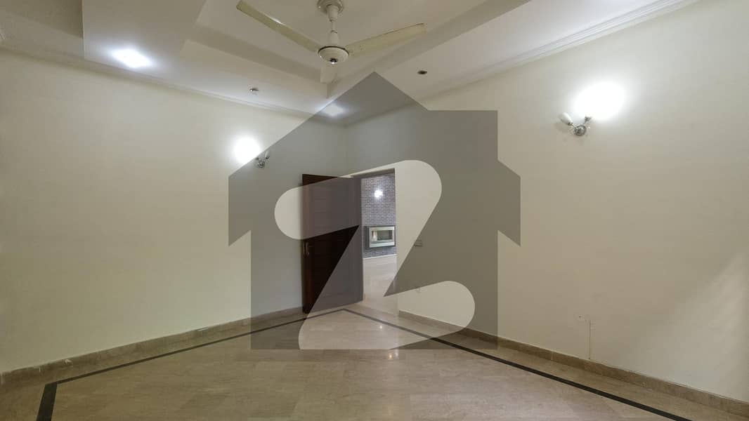 کیولری گراؤنڈ لاہور میں 5 کمروں کا 18 مرلہ مکان 6.5 کروڑ میں برائے فروخت۔