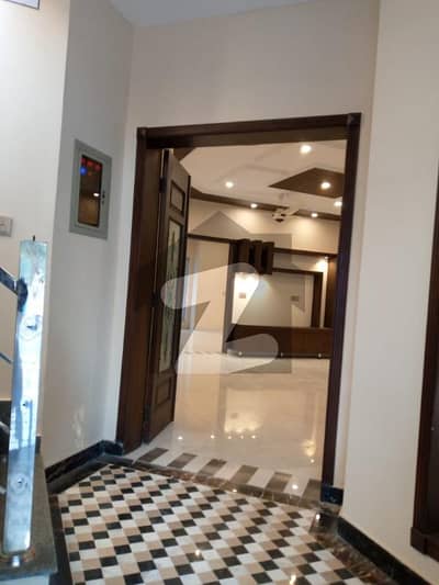 بحریہ ٹاؤن گارڈنیہ بلاک بحریہ ٹاؤن سیکٹر سی بحریہ ٹاؤن لاہور میں 2 کمروں کا 5 مرلہ بالائی پورشن 35 ہزار میں کرایہ پر دستیاب ہے۔