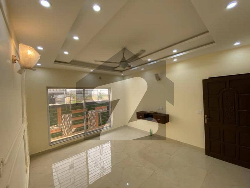ڈی ایچ اے فیز 8 - بلاک ڈی ڈی ایچ اے فیز 8 ڈیفنس (ڈی ایچ اے) لاہور میں 5 کمروں کا 1 کنال مکان 6.5 کروڑ میں برائے فروخت۔