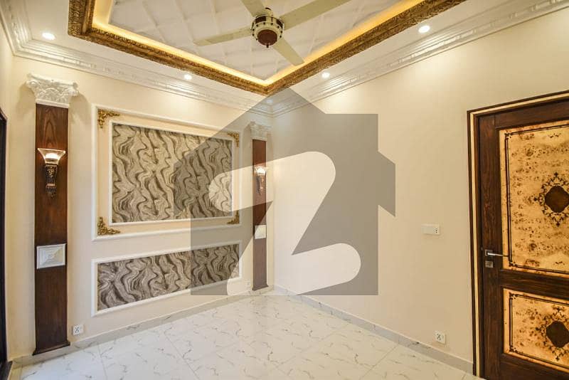 ڈی ایچ اے فیز 8 - بلاک ڈی ڈی ایچ اے فیز 8 ڈیفنس (ڈی ایچ اے) لاہور میں 5 کمروں کا 1 کنال مکان 8.75 کروڑ میں برائے فروخت۔