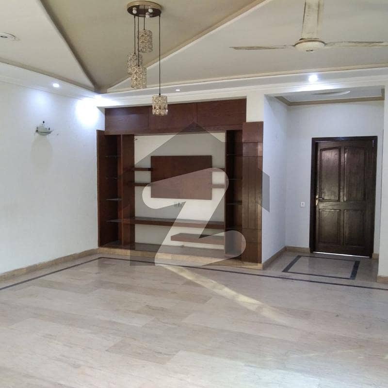 ڈی ایچ اے فیز 1 ڈیفنس (ڈی ایچ اے) لاہور میں 5 کمروں کا 1 کنال مکان 1.9 لاکھ میں کرایہ پر دستیاب ہے۔