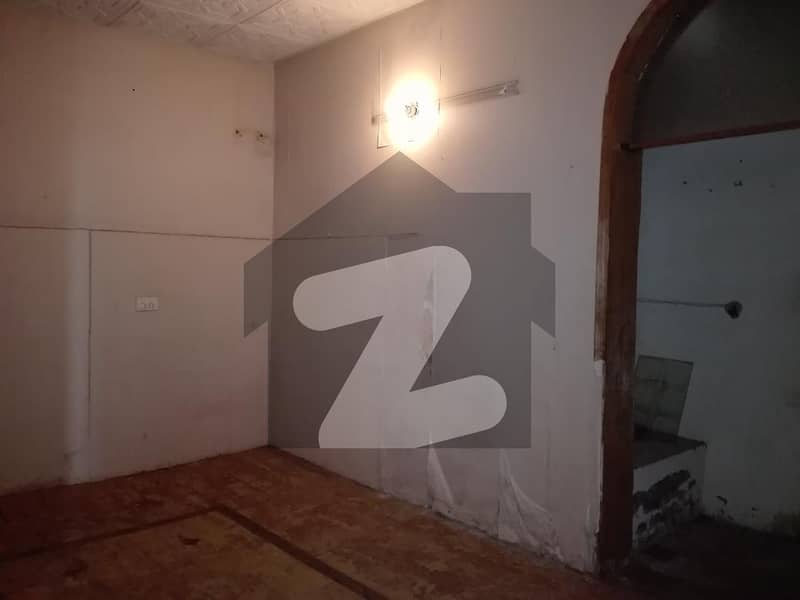 نیو مسلم ٹاؤن لاہور میں 6 کمروں کا 1 کنال مکان 5.5 کروڑ میں برائے فروخت۔