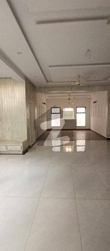 کیولری گراؤنڈ لاہور میں 5 کمروں کا 1.25 کنال مکان 3.5 لاکھ میں کرایہ پر دستیاب ہے۔