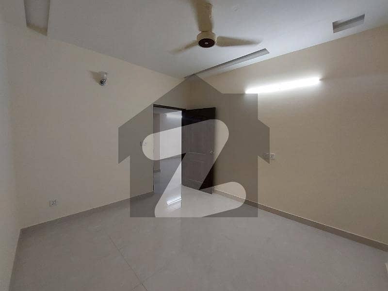 ایف ۔ 11 مرکز ایف ۔ 11 اسلام آباد میں 3 کمروں کا 13 مرلہ فلیٹ 3.2 کروڑ میں برائے فروخت۔