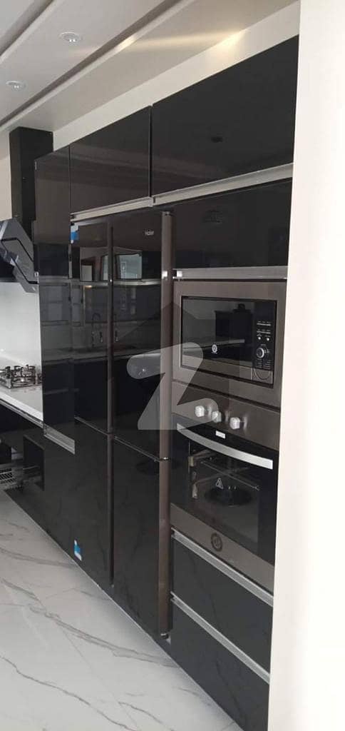 مدینہ ٹاؤن فیصل آباد میں 5 کمروں کا 10 مرلہ مکان 2.8 کروڑ میں برائے فروخت۔