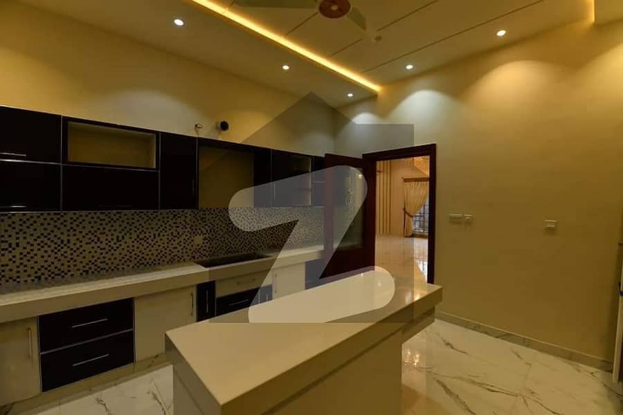 مدینہ ٹاؤن فیصل آباد میں 5 کمروں کا 10 مرلہ مکان 2.8 کروڑ میں برائے فروخت۔