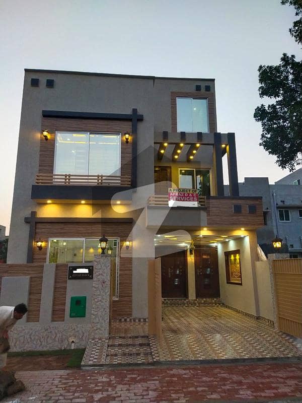 بحریہ ٹاؤن سیکٹر ای بحریہ ٹاؤن لاہور میں 3 کمروں کا 5 مرلہ مکان 1.7 کروڑ میں برائے فروخت۔