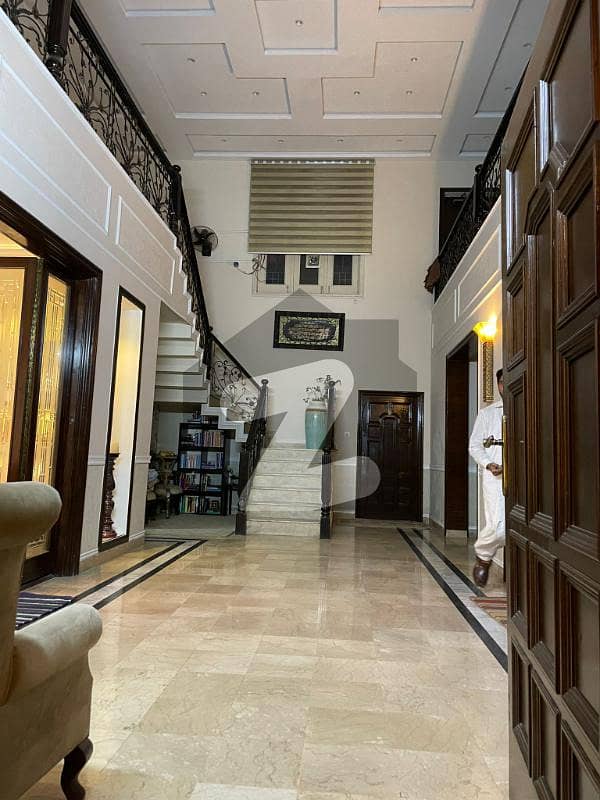 کینال روڈ فیصل آباد میں 6 کمروں کا 1.65 کنال مکان 8.5 کروڑ میں برائے فروخت۔