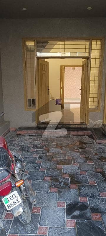 جوہر ٹاؤن لاہور میں 4 کمروں کا 5 مرلہ مکان 65 ہزار میں کرایہ پر دستیاب ہے۔