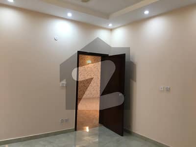ڈی ایچ اے فیز 7 ڈیفنس (ڈی ایچ اے) لاہور میں 4 کمروں کا 10 مرلہ مکان 1.5 لاکھ میں کرایہ پر دستیاب ہے۔