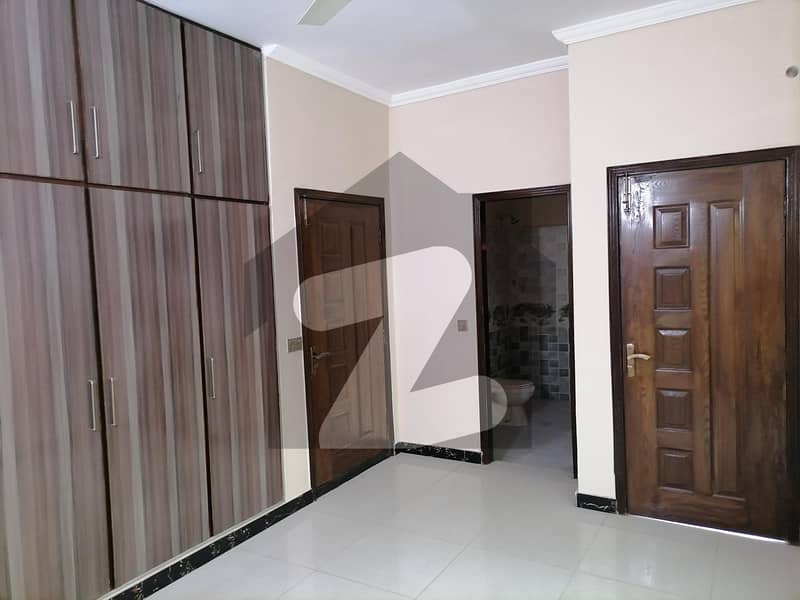 ایڈن بولیوارڈ ہاؤسنگ سکیم کالج روڈ لاہور میں 4 کمروں کا 5 مرلہ مکان 1.82 کروڑ میں برائے فروخت۔