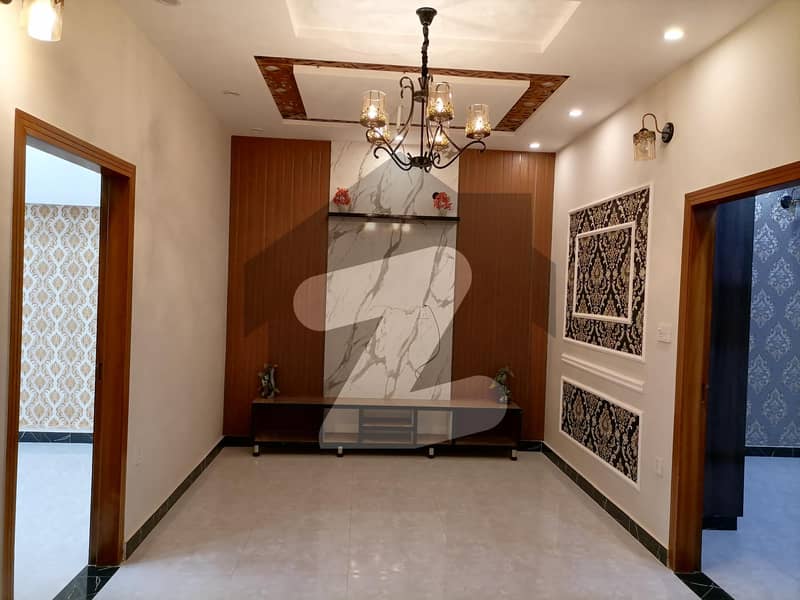 ایڈن بولیوارڈ ہاؤسنگ سکیم کالج روڈ لاہور میں 5 کمروں کا 5 مرلہ مکان 1.9 کروڑ میں برائے فروخت۔