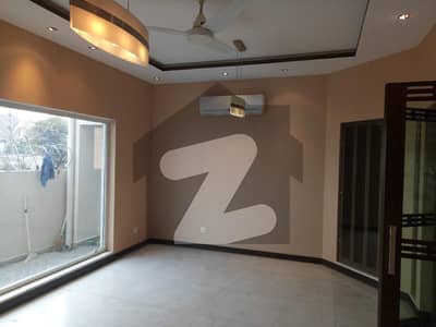 گلشن ویو ریذیڈینسی سوسائٹی لاہور میں 5 کمروں کا 1 کنال مکان 5.5 کروڑ میں برائے فروخت۔